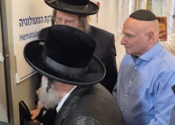 כ"ק האדמו"ר מויזניץ קבע מזוזה במחלקת המטולוגיה בעין כרם