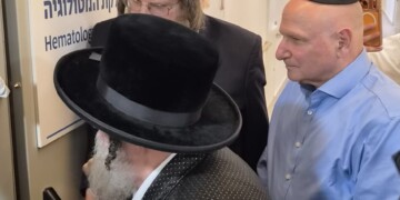 כ"ק האדמו"ר מויזניץ קבע מזוזה במחלקת המטולוגיה בעין כרם