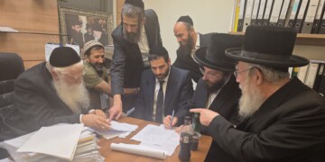 נציגי שלומי אמונים ובעלזא חתמו בנפרד מול דגל התורה