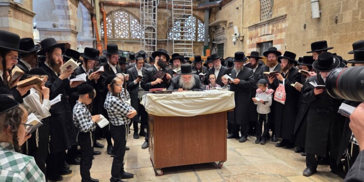 גאב"ד מאקאווא במעמד סליחות במערת המכפלה