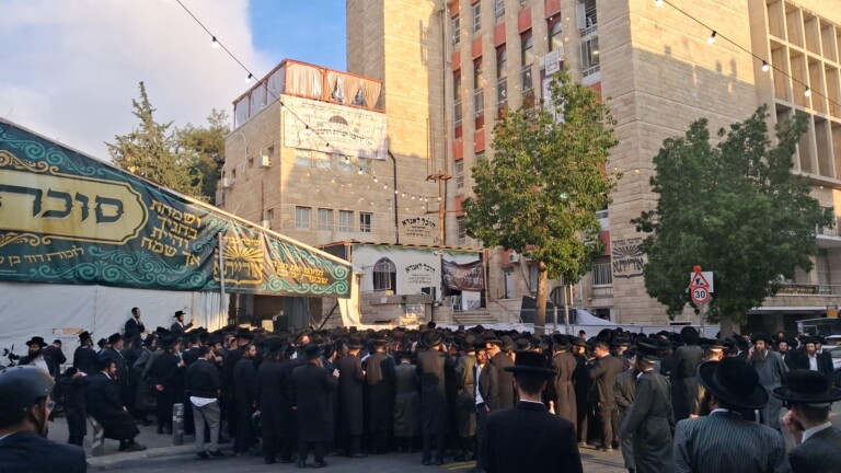 הנגיד מסאטמר חילק בירושלים הבוקר כ-7 מיליון שקל לאברכים