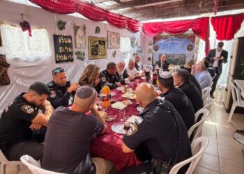 כעת בסוכת ראש המועצה ברכסים: צמרת בכירי המשטרה