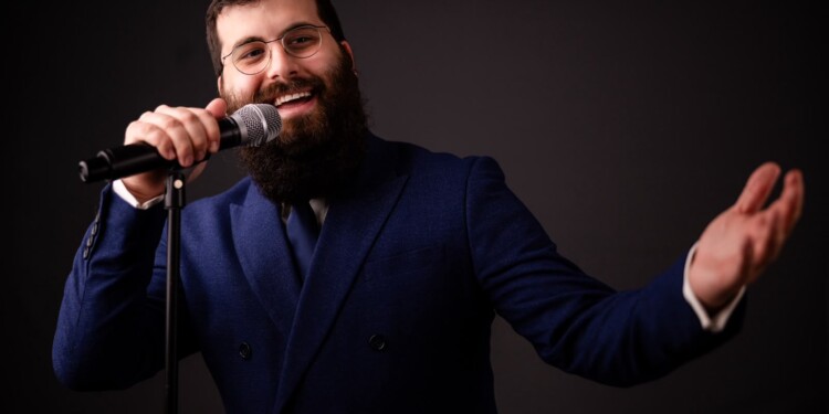אלעזר ביטון משיק סינגל חתונות מרגש: 'מי אדיר'