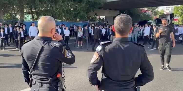 החלו ההפגנות במרכז ובירושלים – מפגין נדרס ונפצע קל
