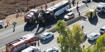 כ-20 תלמידות חרדיות נפגעו בתאונה בין אוטובוס וטרקטור