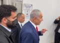 צפו: נתניהו הגיע לבית המשפט לשמוע עדות מנדלבליט