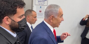 צפו: נתניהו הגיע לבית המשפט לשמוע עדות מנדלבליט
