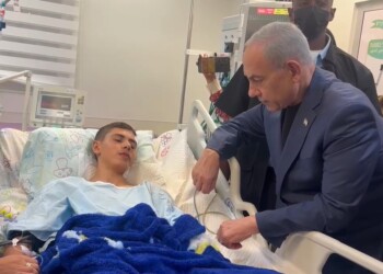 צפו: נתניהו שומע עדות אחד הנערים שנפצע מהפיצוץ