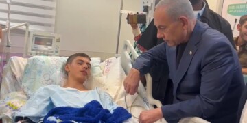 צפו: נתניהו שומע עדות אחד הנערים שנפצע מהפיצוץ
