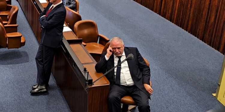 גנץ על ליברמן: הוא דחף ובישל ממשלה שנשענת על הרשימה המשותפת