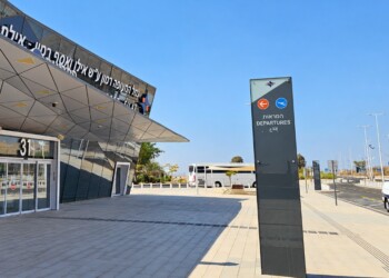 רכב איבד שליטה בשדה התעופה רמון ויצר בהלה