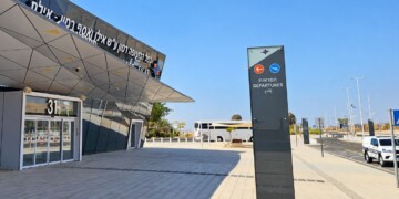 רכב איבד שליטה בשדה התעופה רמון ויצר בהלה