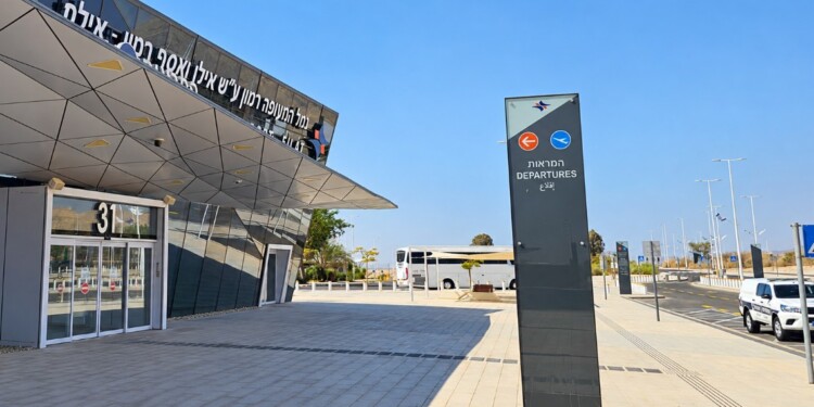 רכב איבד שליטה בשדה התעופה רמון ויצר בהלה