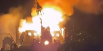 צרפת בוערת: מאות אלפים הפגינו, מאות נעצרו במהומות ענק