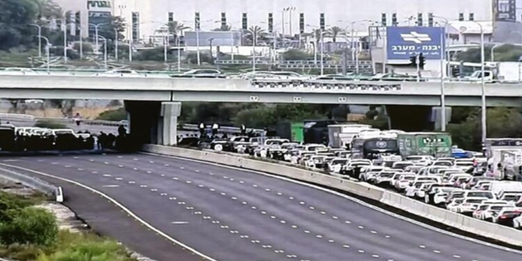 הרצ"פניקים הפתיעו והחלו בהפגנות כבר הבוקר עם חסימת כביש 4