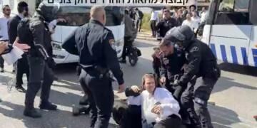 צפו: כ-30 בחורים חסמו את דרך חברון – מחאה על ניסיון מעצר