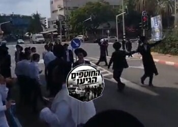 בשעה זו הפגנה מחוץ לתחנת משטרת כפר סבא בשל מעצר בחור