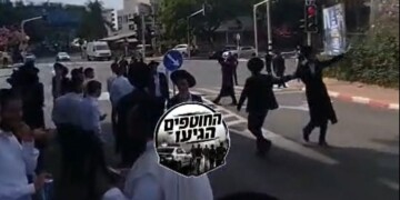 בשעה זו הפגנה מחוץ לתחנת משטרת כפר סבא בשל מעצר בחור