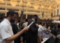 צפו: כשחנן בן ארי הגיע לטיש נעילת חג בויז'ניץ