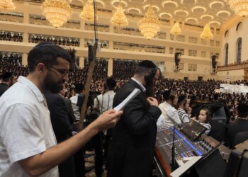 צפו: כשחנן בן ארי הגיע לטיש נעילת חג בויז'ניץ