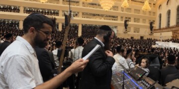צפו: כשחנן בן ארי הגיע לטיש נעילת חג בויז'ניץ