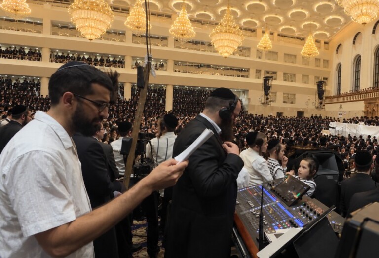 צפו: כשחנן בן ארי הגיע לטיש נעילת חג בויז'ניץ
