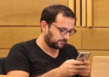 אוריך מודה שפרצו למכשירו ומזהיר מפני תביעות