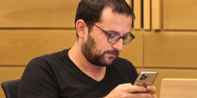 אוריך מודה שפרצו למכשירו ומזהיר מפני תביעות