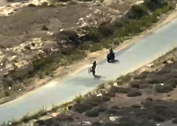 האופנוען התפרע בכביש בלי שידע שהוא מתועד מלמעלה