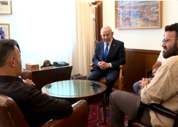 נתניהו נפגש עם גיבורי הטיסה מדובאי "צריך ללמוד מכם"