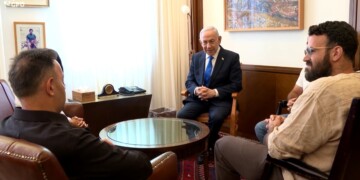 נתניהו נפגש עם גיבורי הטיסה מדובאי "צריך ללמוד מכם"