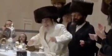 צפו: האדמו"ר מויז'ניץ בריקוד נלהב בטיש נעילת החג