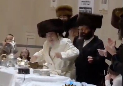 צפו: האדמו"ר מויז'ניץ בריקוד נלהב בטיש נעילת החג