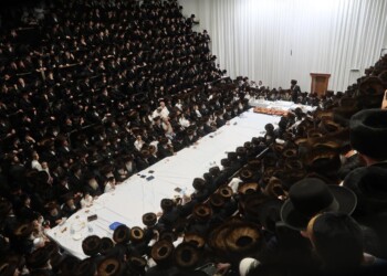 טיש ונענועים בימי חוה"מ סוכות בחצר סערט ויז'ניץ