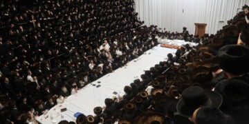 טיש ונענועים בימי חוה"מ סוכות בחצר סערט ויז'ניץ