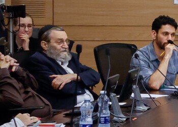 גפני בדיון אחרון בוועדת כספים בזעם על היועמ"שית