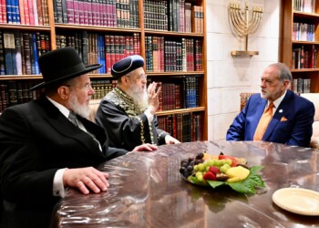 שגריר ארה"ב בישראל מייק האקבי בביקור חג אצל הרבנים הראשיים