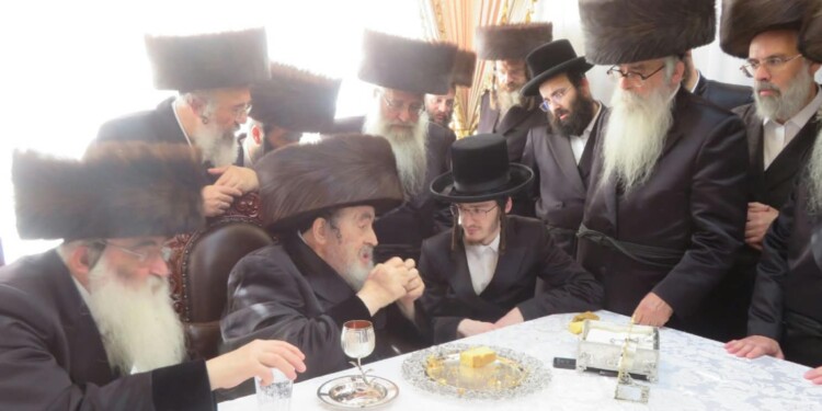 מרן האדמו"ר מויז'ניץ ערך מסיבת לחיים בסוכתו ל'הויז בחור'