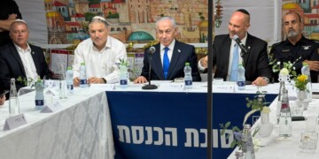צפו בנתניהו בלימוד הושענה רבה: אתמול היו שרשרת של ניסים