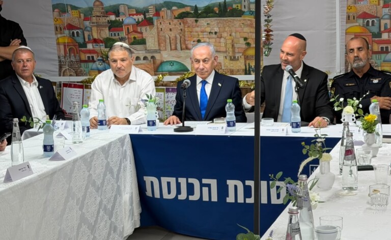 צפו בנתניהו בלימוד הושענה רבה: אתמול היו שרשרת של ניסים