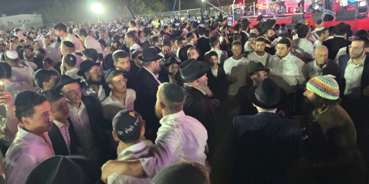 אלפים רבים בהקפות שניות המסורתיות בכפר חב"ד