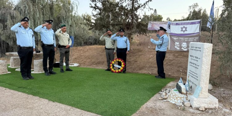 הבוקר ב-6:29 נערכו עצרות זכרון שנפתחו בדקת דומיה
