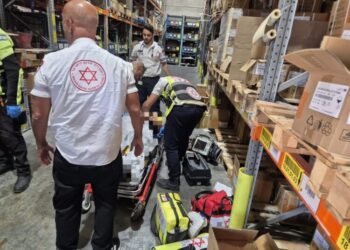 קרית אתא: פועל פונה במצב בינוני לאחר שנפל מגובה