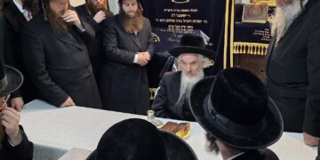 האדמו"ר מלויצק הגיע לחיפה עם חסידיו וערך טיש יארצייט