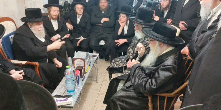 האדמו"רים מצאנז וויז'ניץ בניחום אבלים אצל מזכיר המועצת