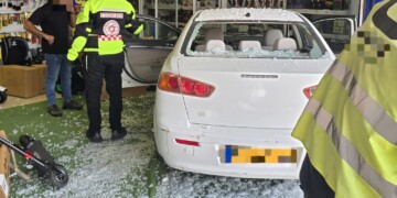 אשדוד: בן 71 התנגש עם רכבו הפרטי בתוך חנות