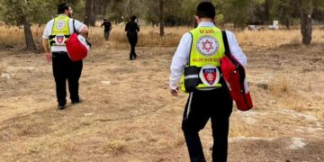 צוותי מד״א – הצלה אלעד מאבטחים את טיפול הנפל ביער הסמוך
