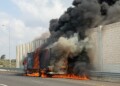 צפו: משאית בערה בכביש החוף מול ארובות חברת החשמל