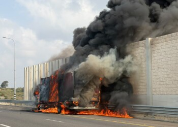 צפו: משאית בערה בכביש החוף מול ארובות חברת החשמל