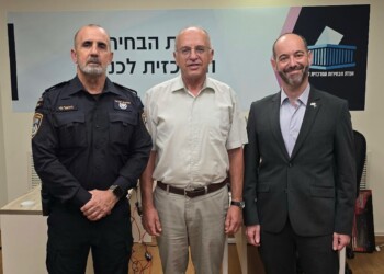 אחרי נתניהו המפכ"ל נפגש גם עם יו"ר וועדת הבחירות